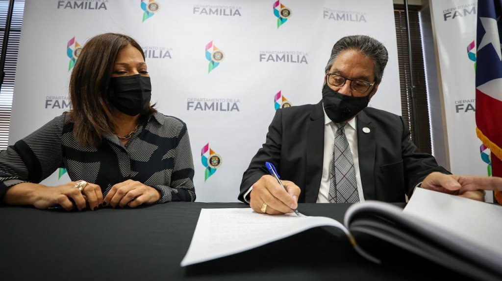  Familia firma acuerdo con Universidad Carlos Albizu 