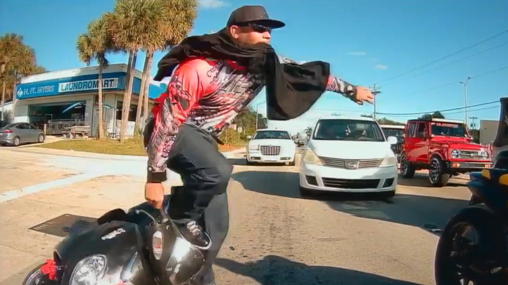 A la luz pública video donde Boricuas en Florida dan paliza a conductor que intento “tumbarlos” de la motora 