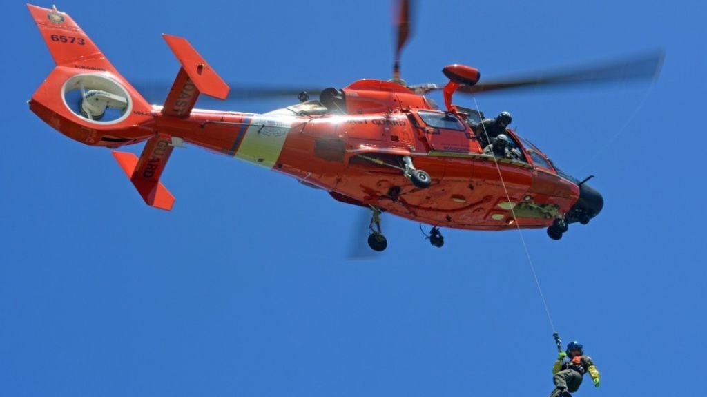  Guardia Costera rescata dos buzos y un menor 