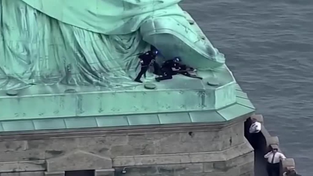  Video: Momento en que arrestan al activista que se subi&oacute; ayer a la estatua de la Libertad 