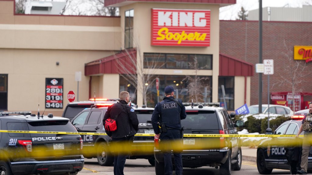  Identifican al sospechoso del tiroteo en Colorado y le presentan 10 cargos de asesinato en primer grado 