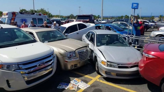 Fotos: 6 carros terminan unos encima de otros en Walmart de Hatillo 