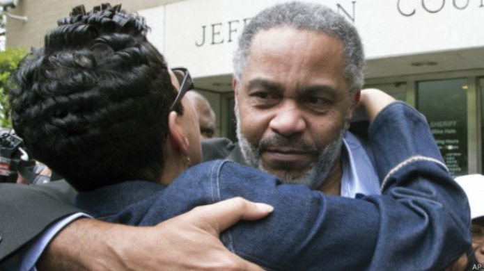 Liberan a condenado que aguardó 30 años en el corredor de la muerte