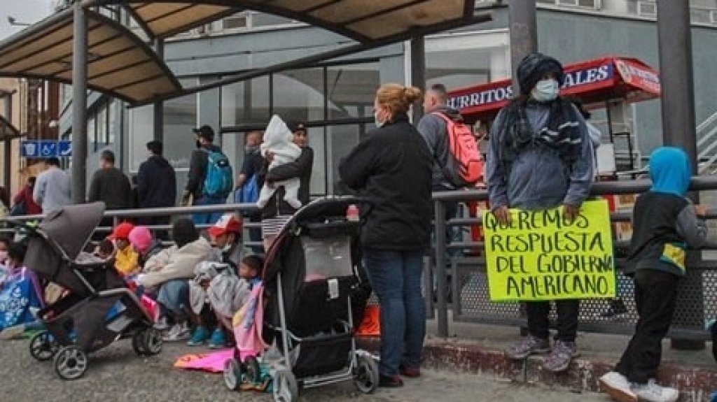  Migrantes pernoctan a unos metros del cruce fronterizo entre M&eacute;xico y EE.UU. 