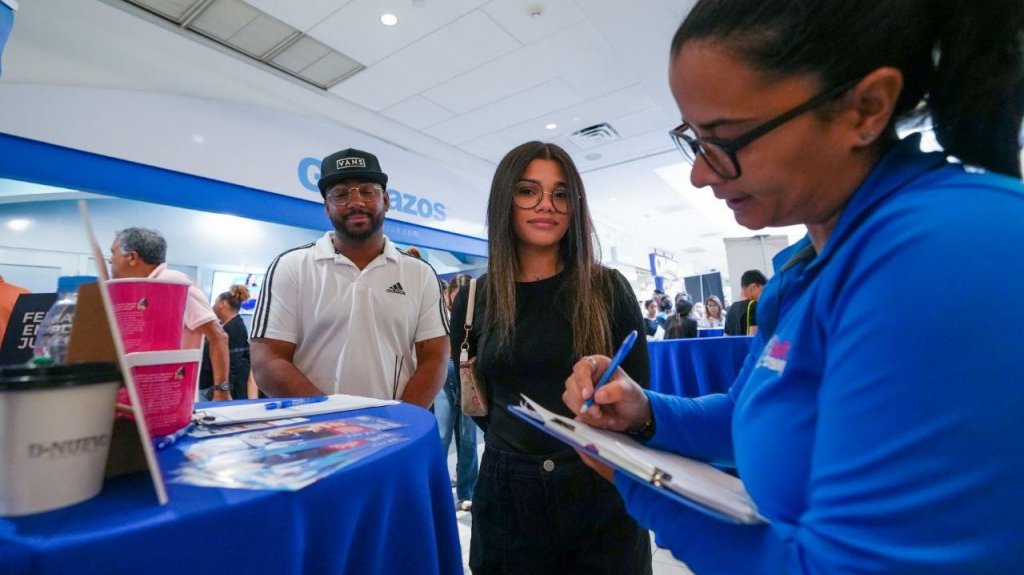  500 jóvenes de 14 años en adelante consiguen empleo en feria DTRH 