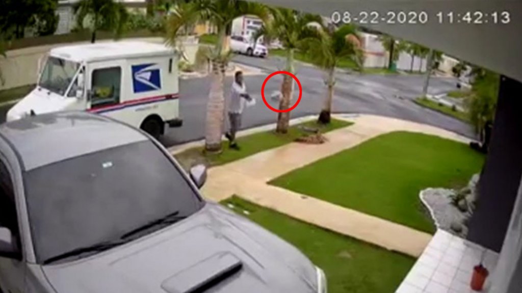 Video: Cartero en Puerto Rico grabado tirando los paquetes que debe entregar a ciudadanos 