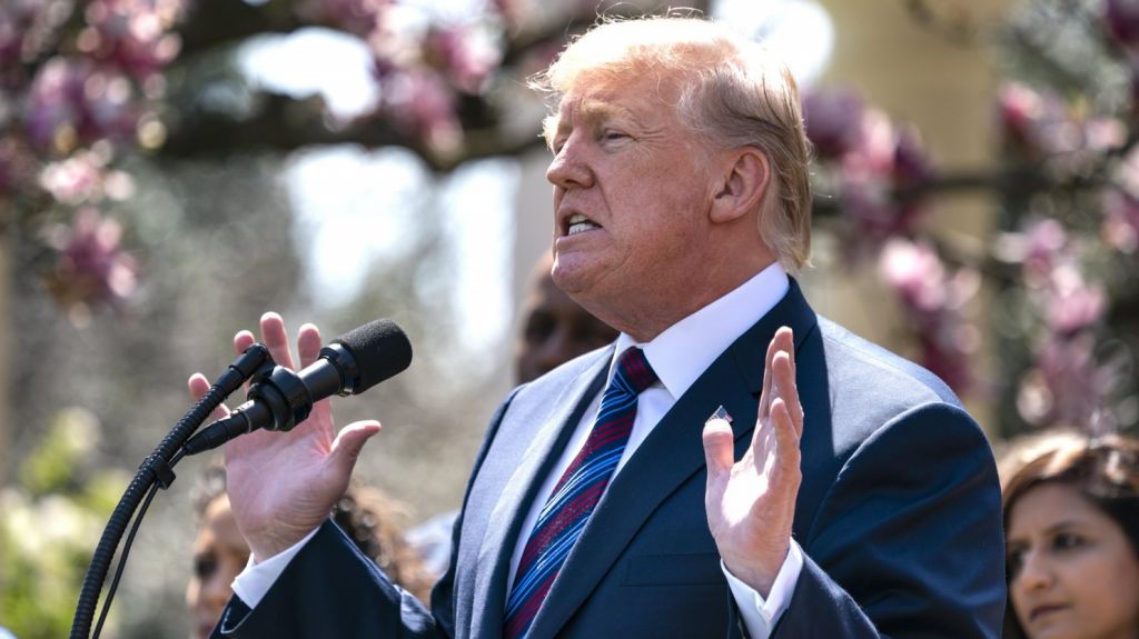  Trump sugiere que tal vez haya que "cerrar" EE.UU a la llegada de extranjeros 