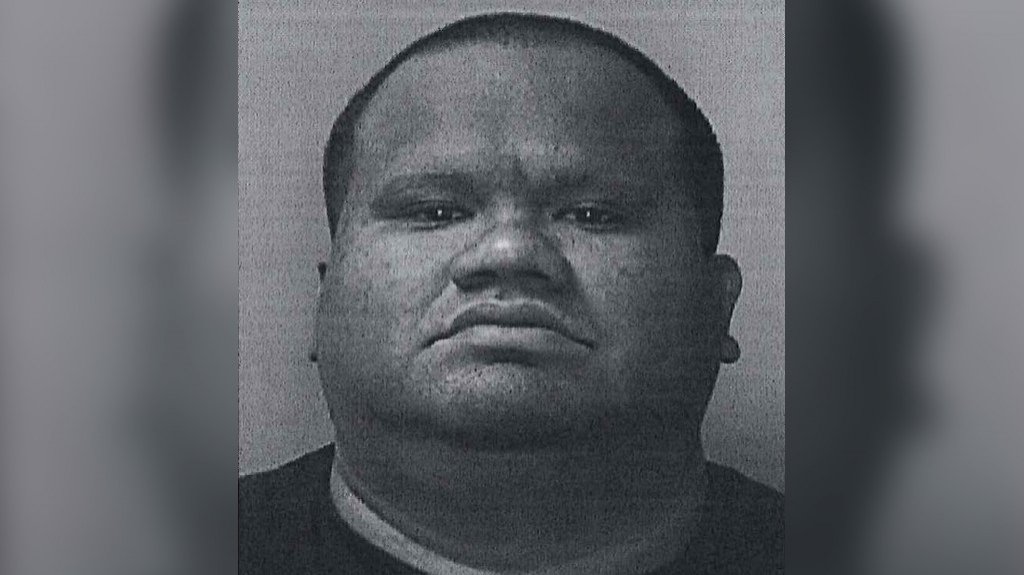  Deposito cheque falso en su cuenta de banco, ahora enfrenta cargos 