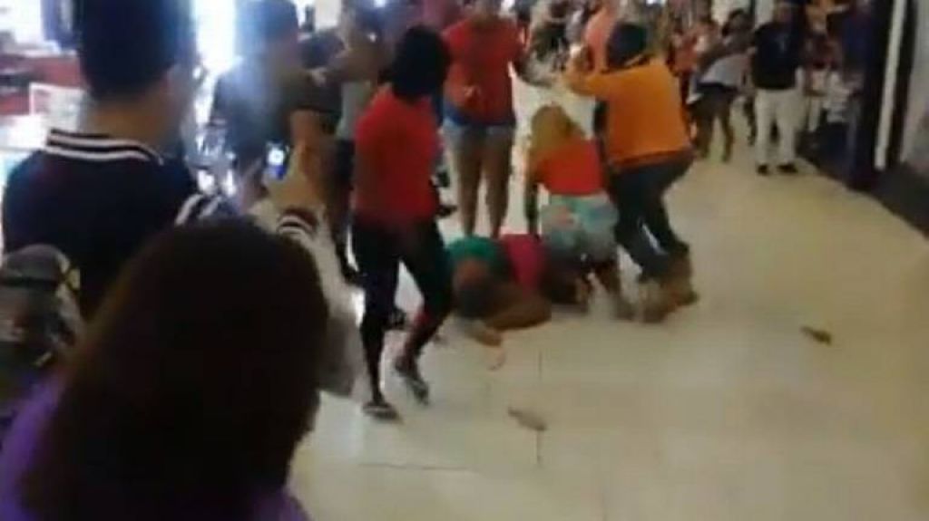 Video: Compras navideÃ±as terminan en batalla campal en un centro comercial de Florida