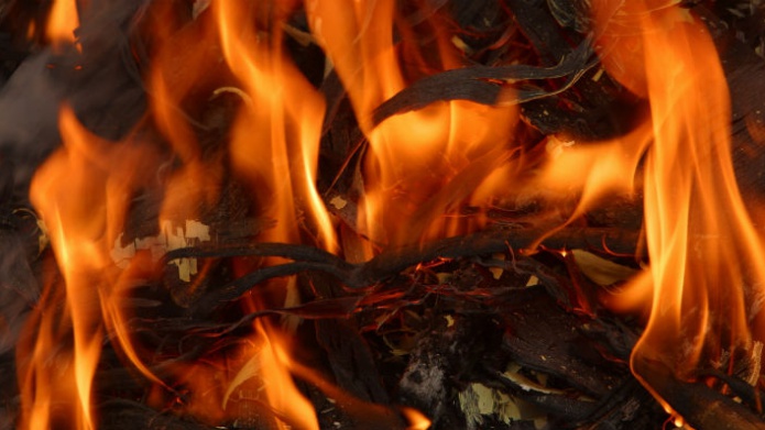 VELA OCASIONA INCENDIO EN RESIDECIA DE ARECIBO