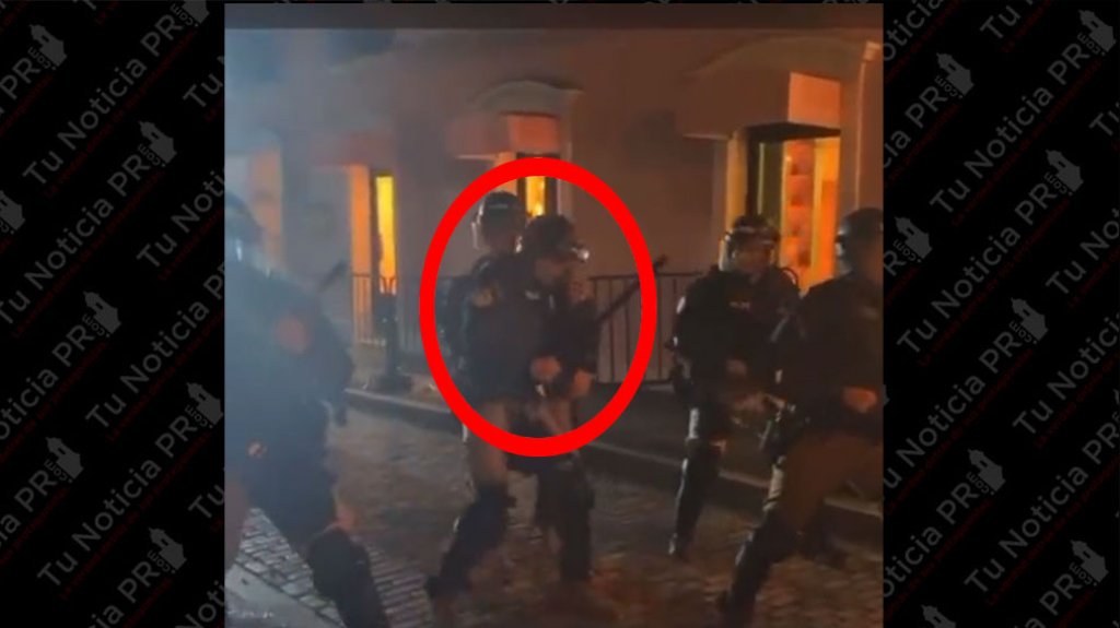  Video: Captan momento en que un polic&iacute;a resulta herido con un proyectil lanzado por manifestantes en San Juan 