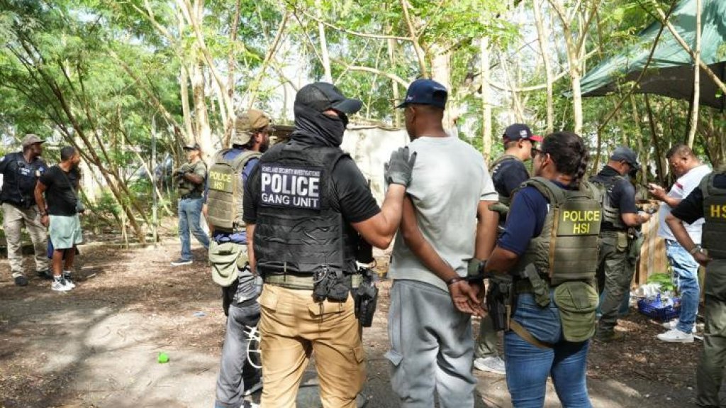  Video: Esteban ilegales en PR y los federales los pillaron en una gallera clandestina 