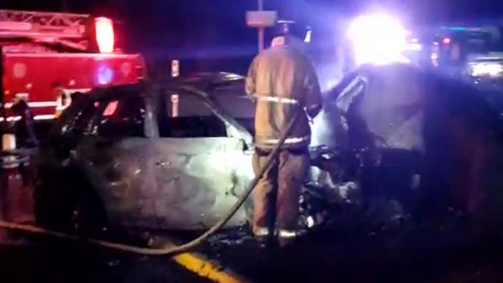  Video: Veh&iacute;culo se incendia luego que conductor chocara con una piedra en Cupey 
