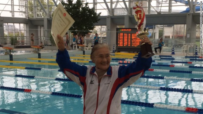 Una japonesa de 100 aÃ±os rompe rÃ©cord de nataciÃ³n