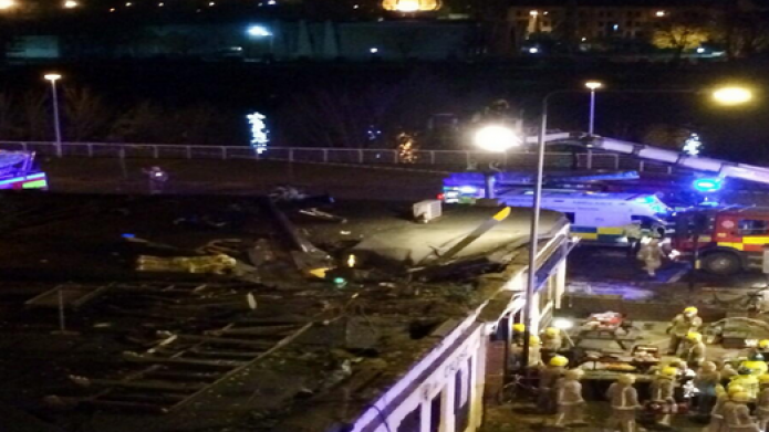 Un helicÃ³ptero cae sobre un pub.