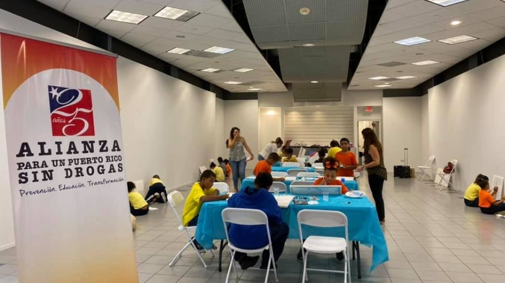  Ni&ntilde;os y reconocidos artistas pl&aacute;sticos exponen juntos sus obras en centro comercial 