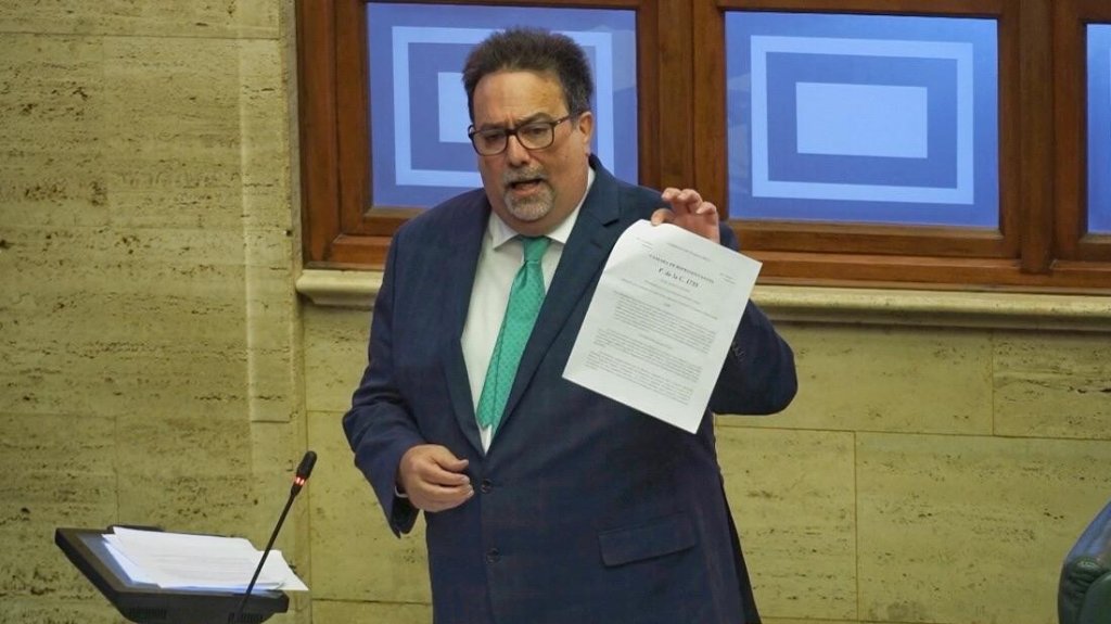  Denis M&aacute;rquez denuncia medida legislativa de &uacute;ltima hora que permitir&iacute;a monopolios privados en la AEE 