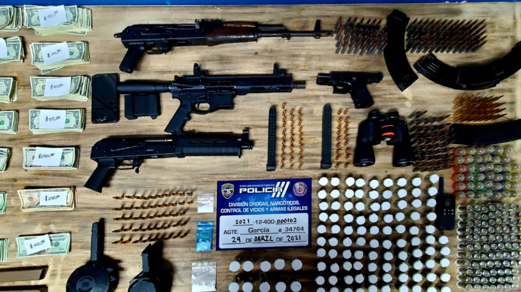  3 arrestados, armas y drogas ocupadas durante intervenci&oacute;n en residencial de Fajardo 
