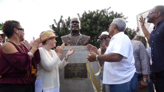 Alcaldesa de San Juan reactiva la salsa al develar busto de Cheo Feliciano en Villa Palmeras