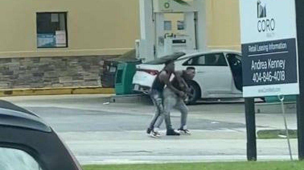  Publican video que muestra dos hombres peleando por una pistola en una gasolinera de Atlanta 