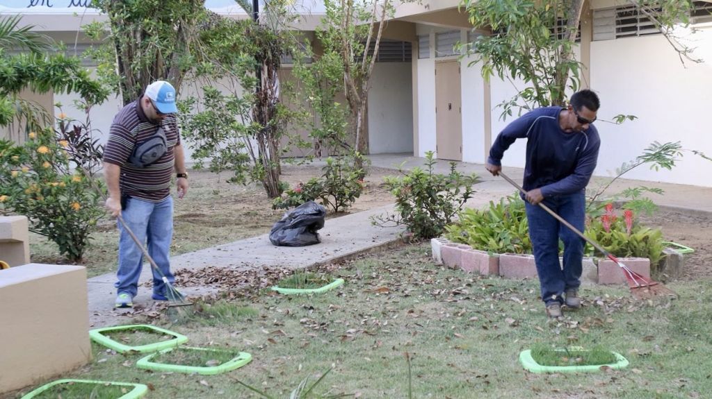  Empleados de la C&aacute;mara de Representantes ayudan a poner en condiciones dos escuelas de Vieques 