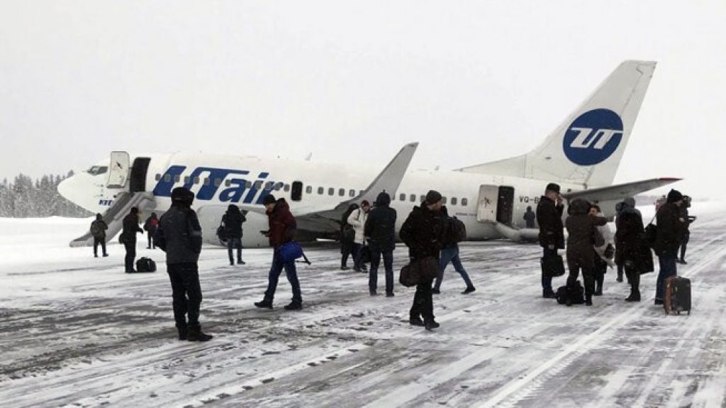 VIDEO: Un pasajero graba el momento en que un avi&oacute;n aterriza "de panza" 