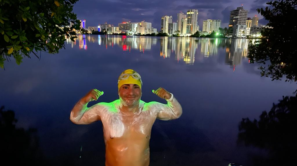  Boricua Matos nada en la oscuridad 30 kilómetros en ocho horas en la laguna de Condado, como preparación para la “Triple Corona de Aguas Abiertas” 