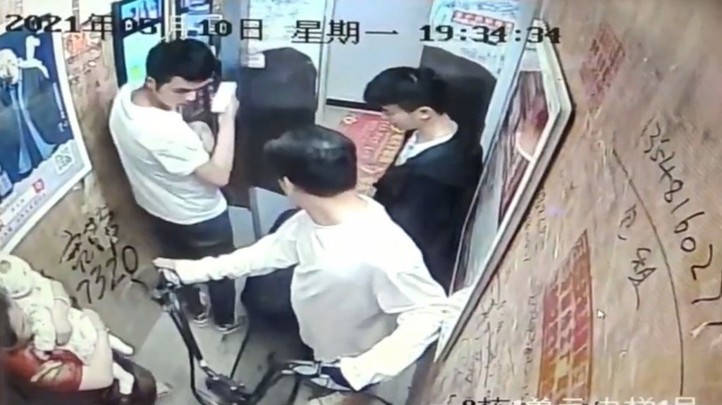  VIDEO: Bicicleta eléctrica desata un incendio en un ascensor y el fuego provoca graves lesiones a una bebé y 4 adultos 