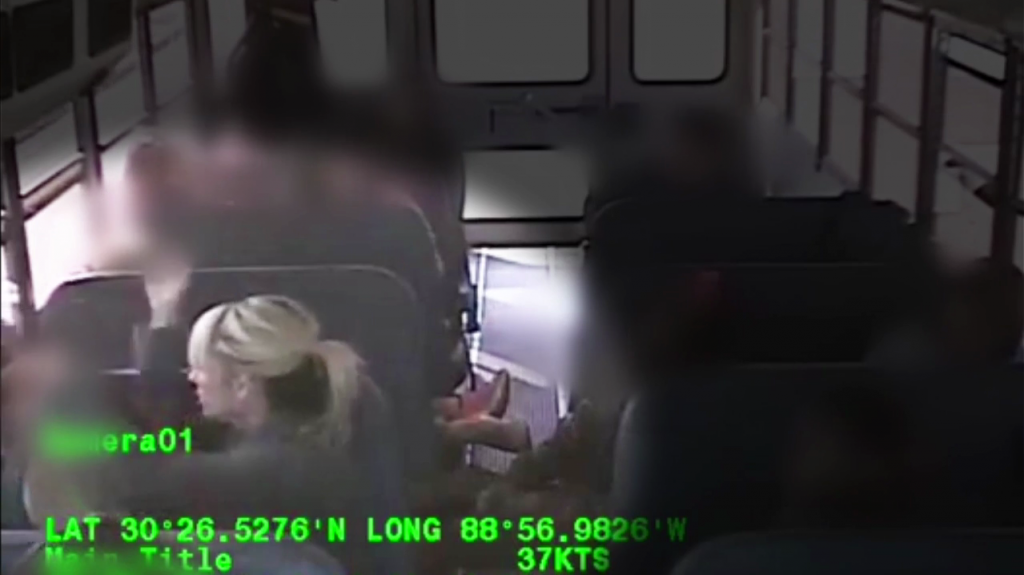  Agresi&oacute;n a ni&ntilde;a discapacitada en autob&uacute;s escolar queda grabada en video 