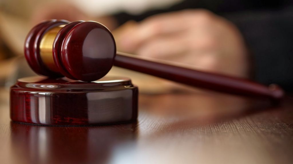  Someten 41 cargos contra mujer que se apropi&oacute; de 27,000 d&oacute;lares mediante el cambio de cheques falsos 