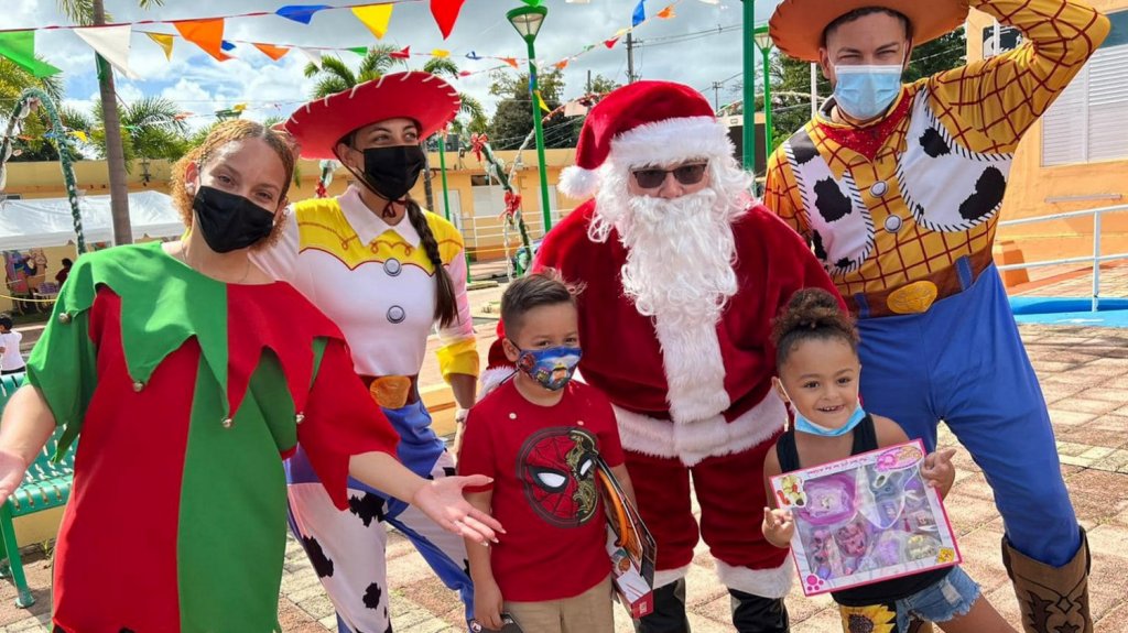  Municipio entrega cientos de regalos de Navidad a ni&ntilde;os ceibe&ntilde;os 