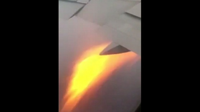 Se incendia en pleno vuelo el motor de un aviÃ³n procedente de Barcelona.