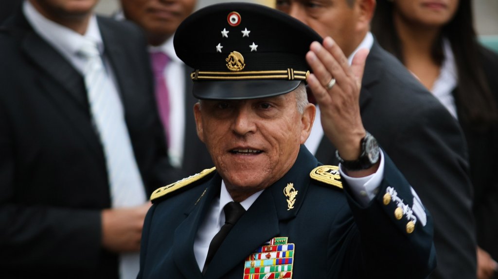  Trasladan a Nueva York al exsecretario mexicano de Defensa acusado de narco 