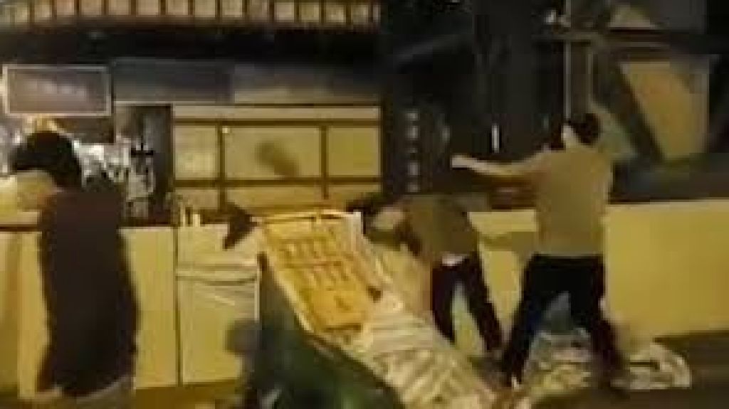  Vea momento en que un hombre es noqueado con una tapa de alcantarilla en las protestas Hong Kong 