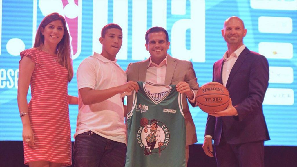  Gobernador participa del sorteo de selecci&oacute;n de la primera liga NBAJunioren Puerto Rico 
