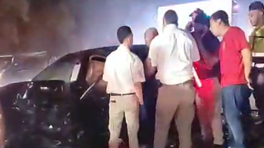  Video: Rescatistas discuten sobre qui&eacute;n picara un auto luego de accidente fatal Las Piedras 