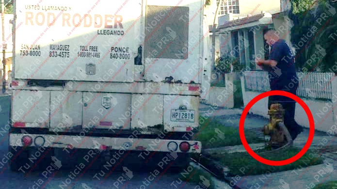 CompaÃ±Ã­a privada carga agua 'Potable' de un hidrante para limpiar alcantarillas 