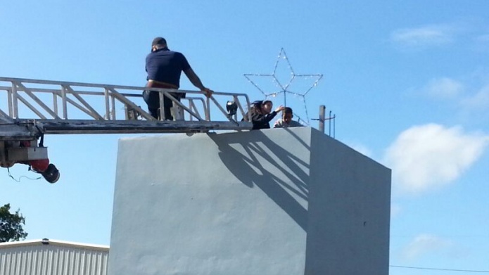 BOMBERO Y PARAMÃDICO DE AGUADILLA EVITAN QUE MENOR DE 12 AÃOS SE LANCE DE ESTRUCTURA EN SU ESCUELA 