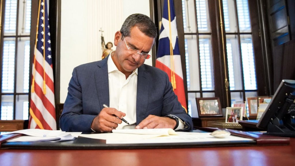  Gobernador firma 21 proyectos aprobados al cierre de la sesi&oacute;n ordinaria 