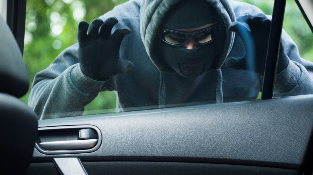  Roban ocho mil d&oacute;lares de guagua estacionada en condominio de Isla Verde 