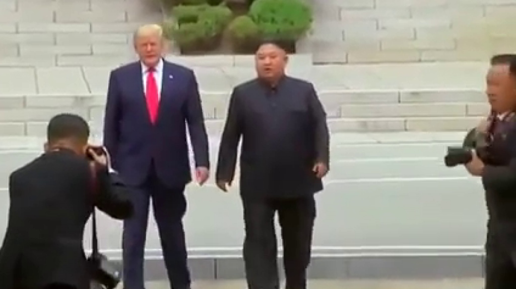  Video: Trump primer presidente en caminar en Corea del Norte junto a Kim Jong Un 