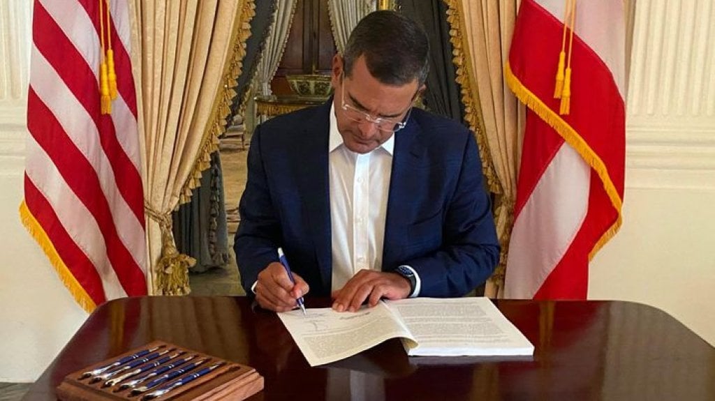  Gobernador convierte en ley varias de las medidas entregadas esta semana por la legislatura 