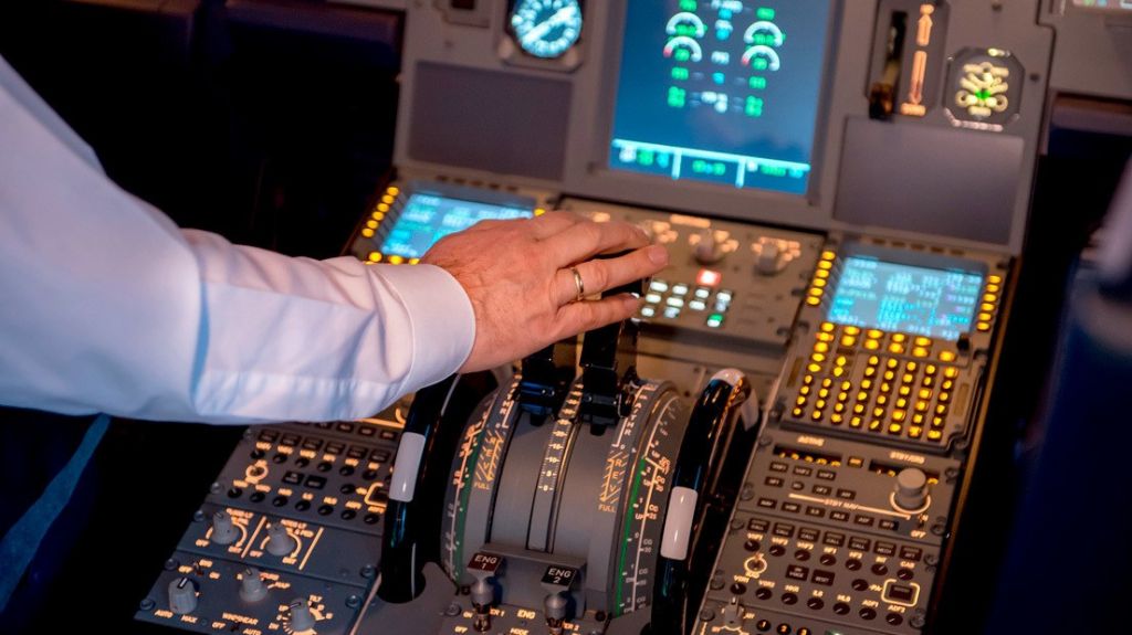  Video:Piloto dedica un conmovedor discurso a unos voluntarios m&eacute;dicos que se dirig&iacute;an a Nueva York a luchar contra el coronavirus 