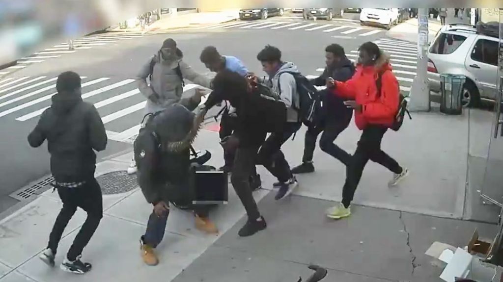  VIDEO: Veinte adolescentes dan una brutal paliza a una chica de 15 a&ntilde;os en Nueva York y le roban el m&oacute;vil y las zapatillas de marca 