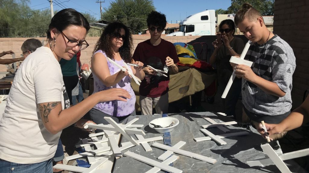  Crean en Arizona una cruz blanca por cada inmigrante muerto en el desierto 