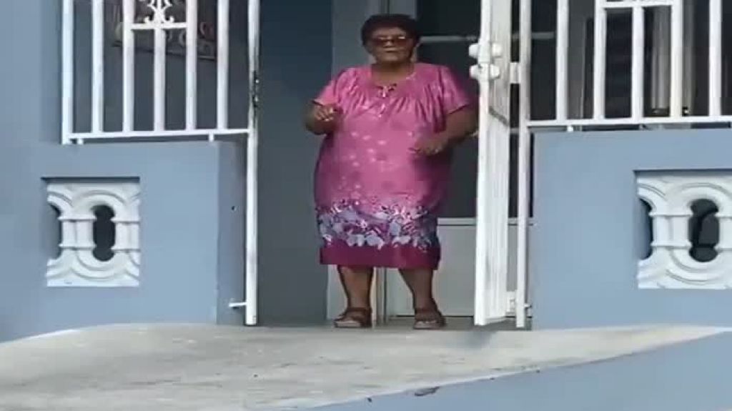  Video: Esta abuelita Boricua no camina como antes, pero escucha reguet&oacute;n y cambia la cosa 