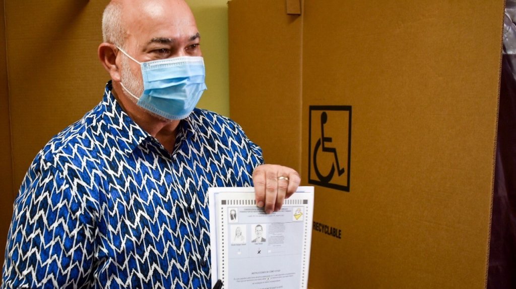  M&eacute;ndez N&uacute;&ntilde;ez muestra su voto por Pedro Pierluisi 