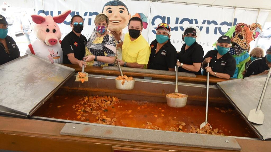  Miles de visitantes saborean cerca de dos mil libras de patitas de cerdo en Guaynabo 
