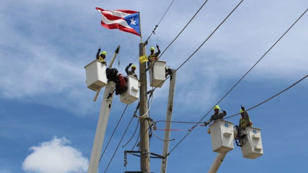  Energizan &uacute;ltimo barrio cual quedaba por electrificar tras el hurac&aacute;n Mar&iacute;a 