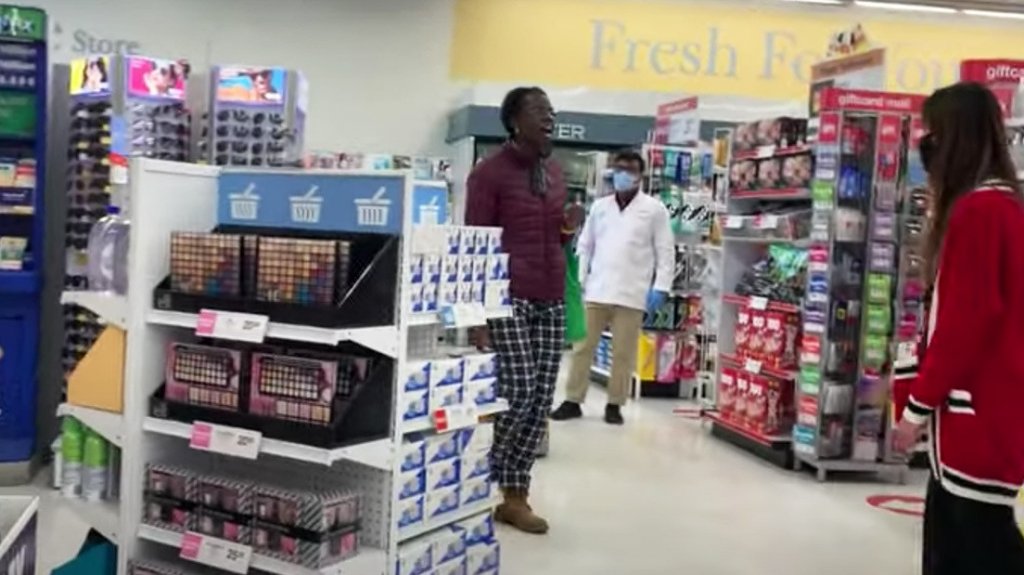  Video:Mujer ataca a una empleada de una farmacia con t&eacute;cnicas de kung-fu tras pedirle que usara mascarilla 